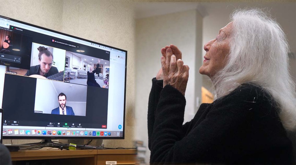 Eileen Kramer rehearsing via Zoom, with David Orlowsky and David Bergmüller on computer screen.
